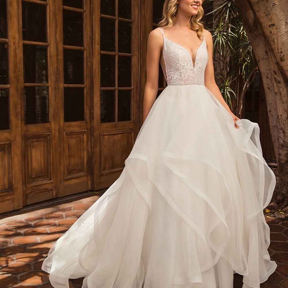 Chic Ivory Bridal Gown with Lace Bodice